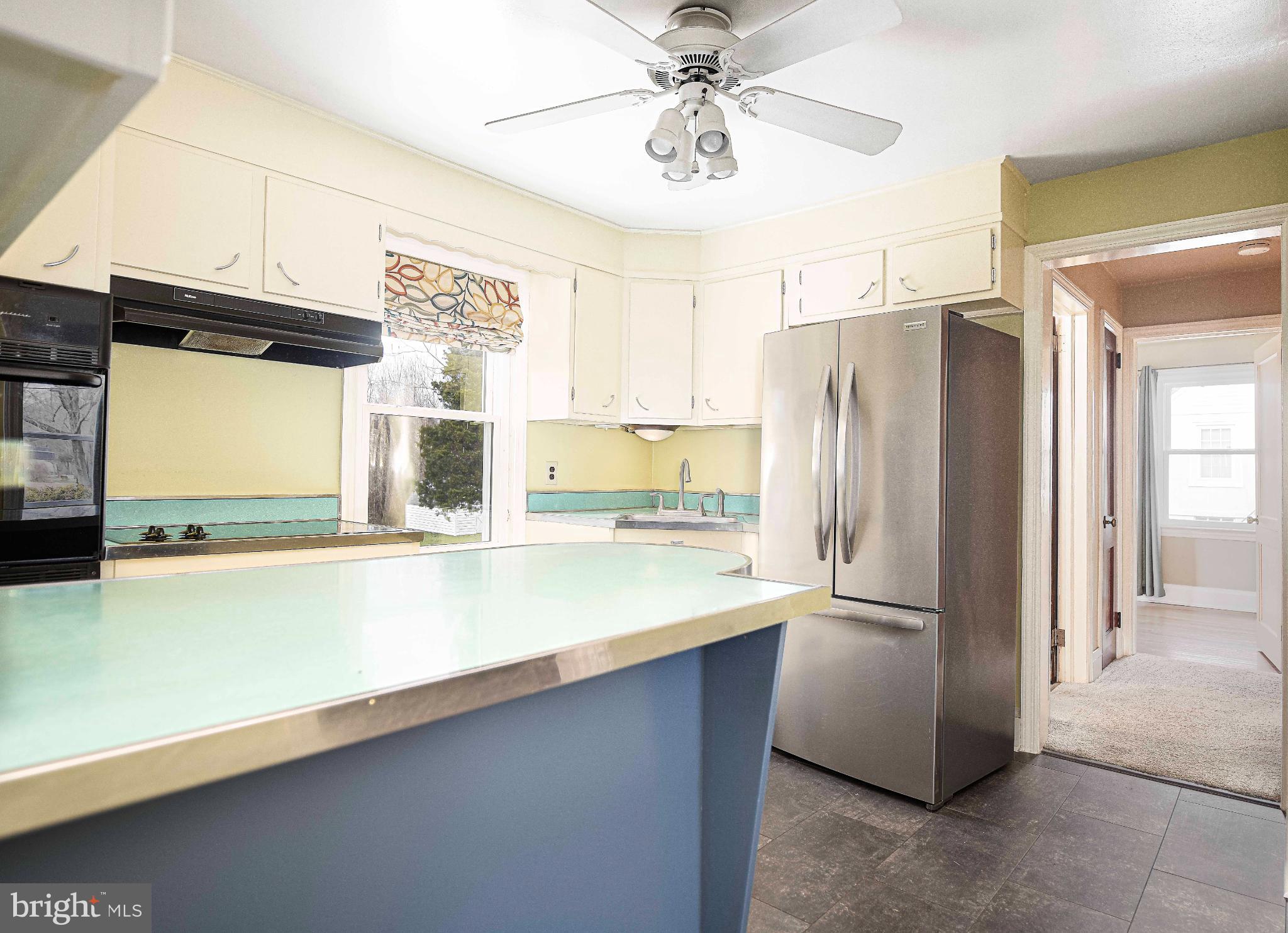 518 Paradise Road Aberdeen, MD 21001 - Photo 11 of 37 Bright and inviting kitchen with modern touches.