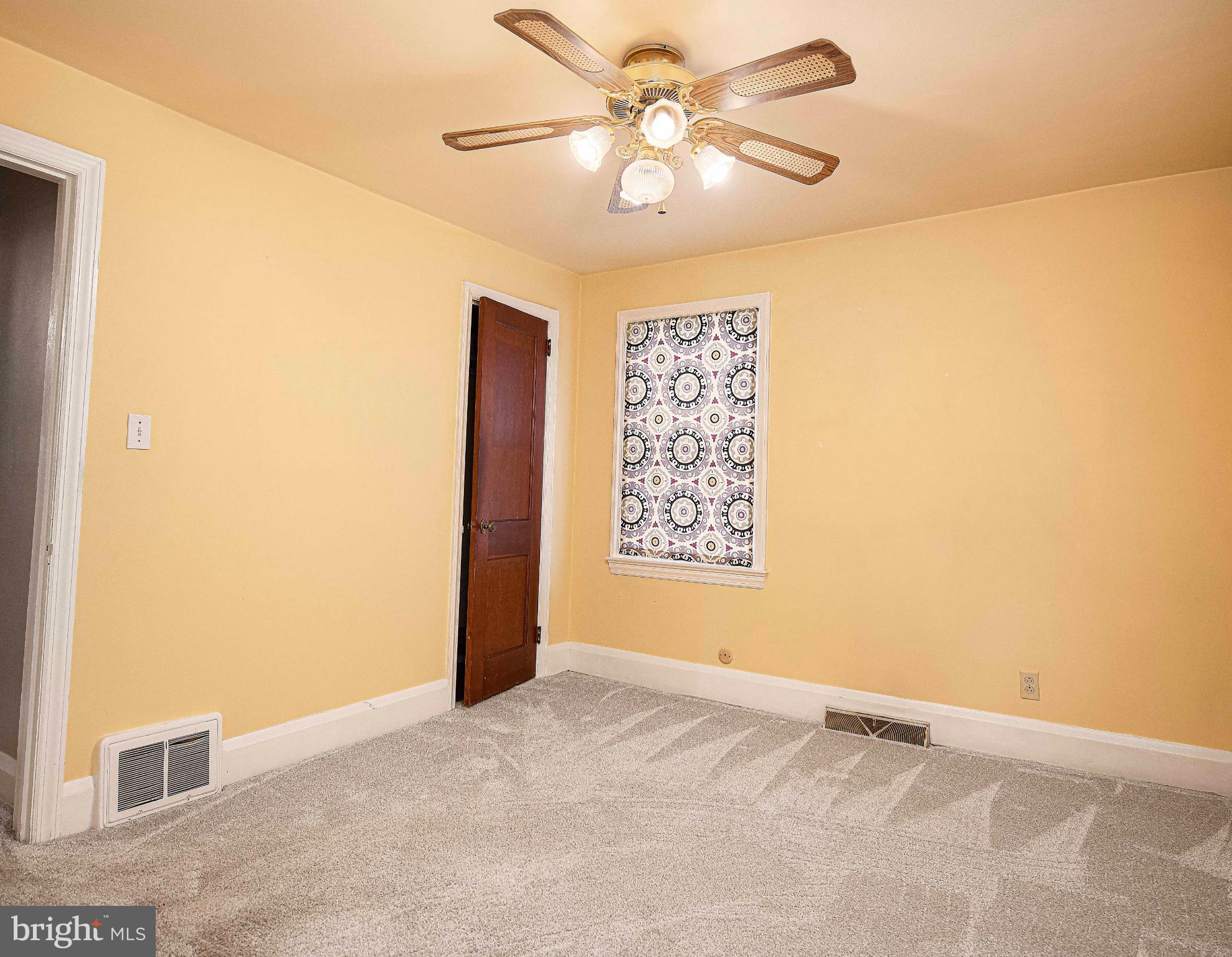 518 Paradise Road Aberdeen, MD 21001 - Photo 15 of 37 Bright and inviting room with cozy charm.