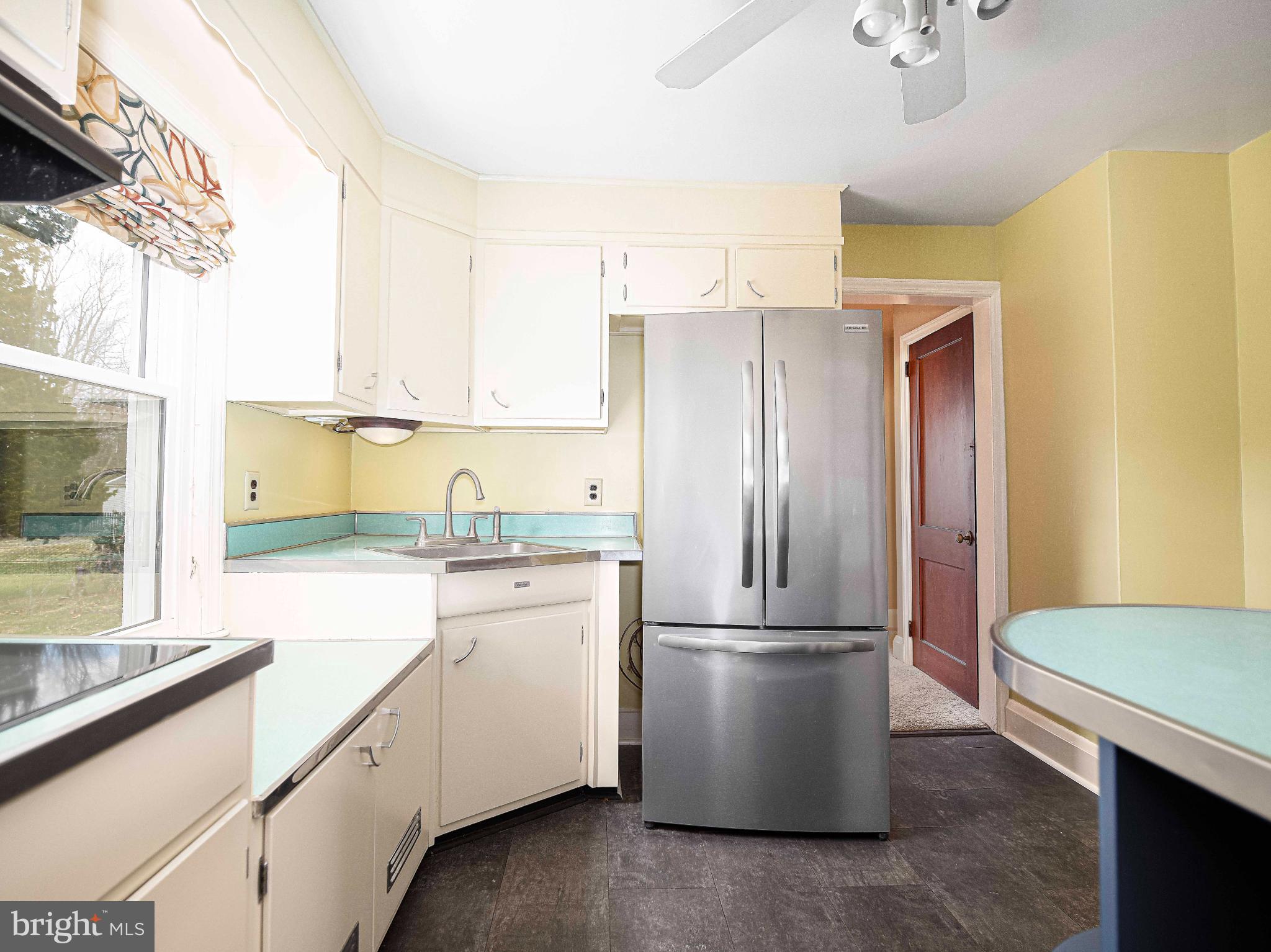 518 Paradise Road Aberdeen, MD 21001 - Photo 9 of 37 Bright and inviting kitchen with modern touches.