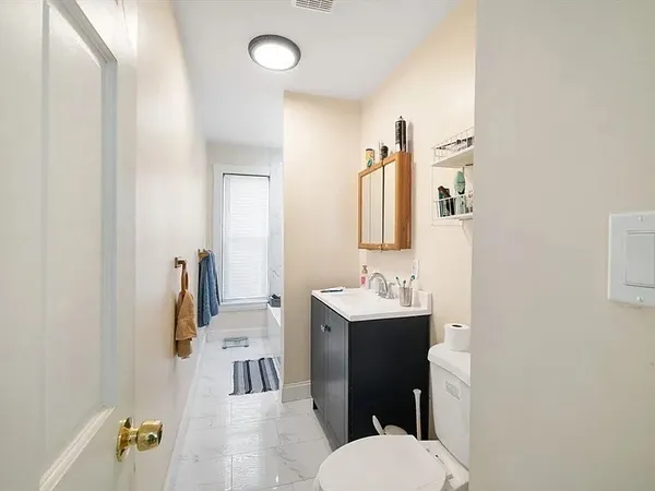 $2,400 | 229 Lincoln Street, Unit 2, Worcester, MA 01605