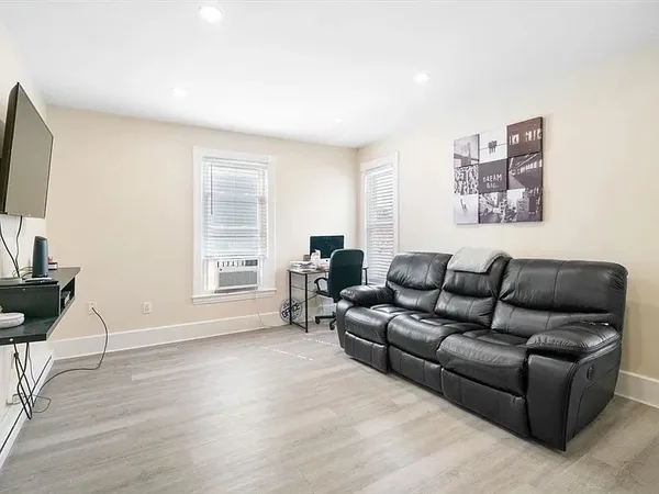 $2,400 | 229 Lincoln Street, Unit 2, Worcester, MA 01605