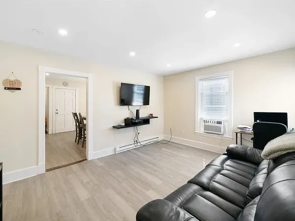 $2,400 | 229 Lincoln Street, Unit 2, Worcester, MA 01605