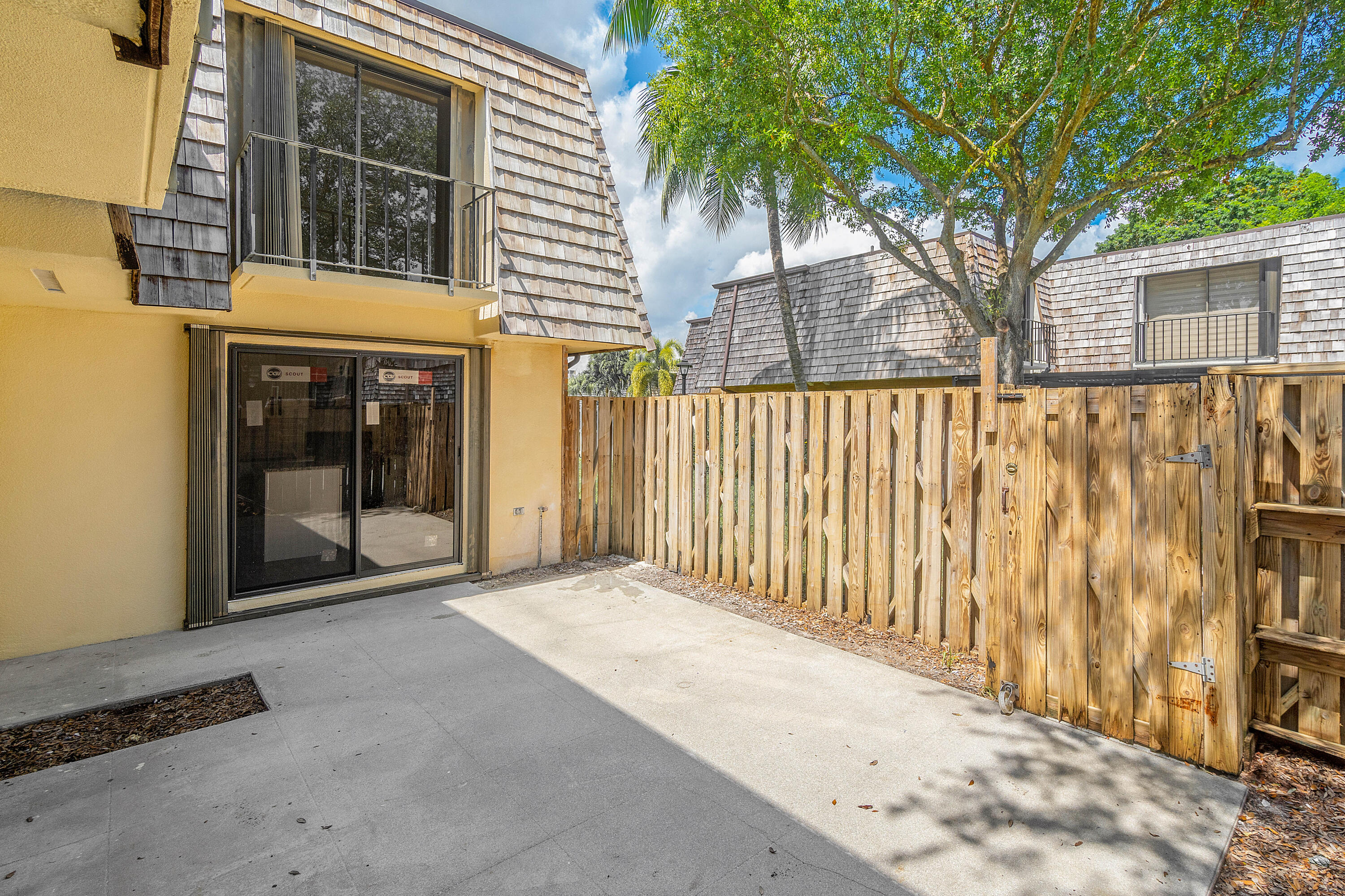 303 Arabian Road Palm Springs, FL 33461 - Photo 3 of 34 004-303ArabianRoad-PalmSprings-FL-33461-