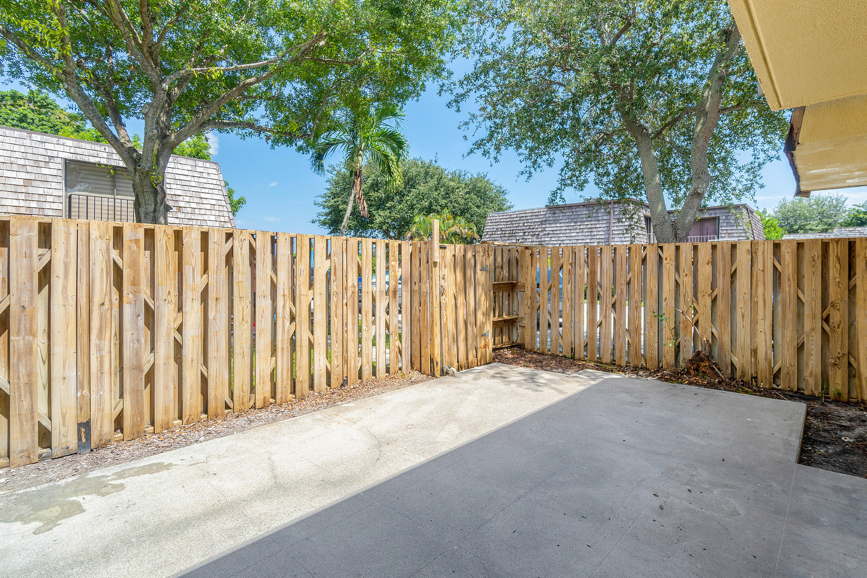 303 Arabian Road Palm Springs, FL 33461 - Photo 4 of 34 005-303ArabianRoad-PalmSprings-FL-33461-