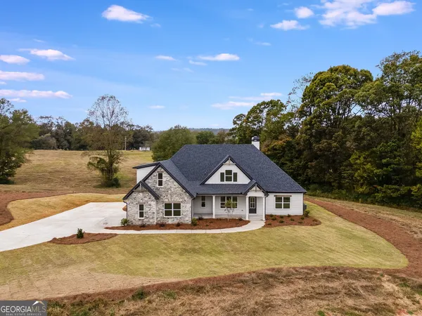 a view of a house with a big yard