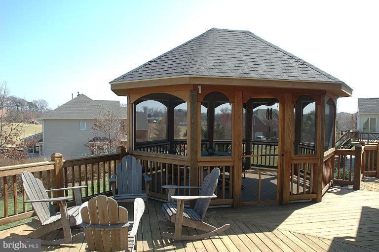 1305 Dasher Lane Reston, VA 20190 - Photo 21 of 22 Screened-in Porch