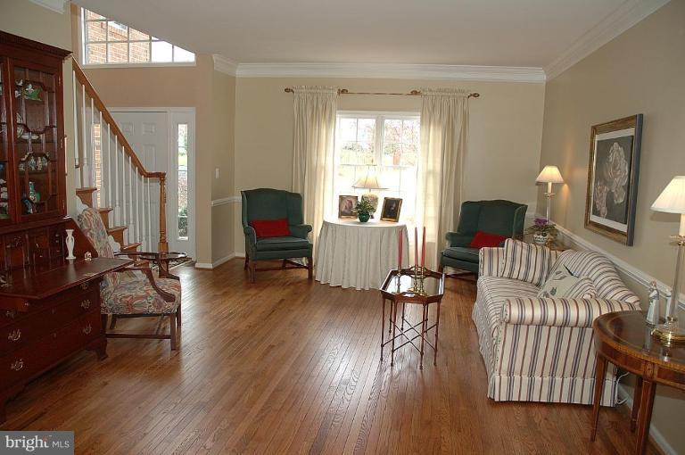 1305 Dasher Lane Reston, VA 20190 - Photo 4 of 22 Living Room