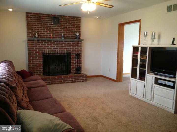 2875 Allison Road Quakertown, PA 18951 - Photo 5 of 19 Living Room