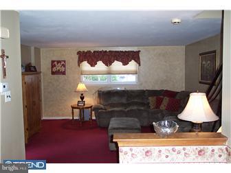 150 Ridgefield Road Philadelphia, PA 19154 - Photo 5 of 6 Living Room
