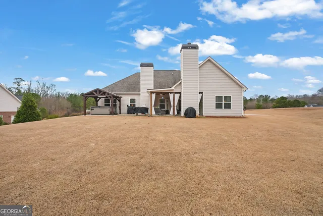 a view of house and outdoor space