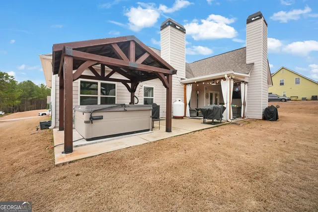 a view of a house with backyard and porch