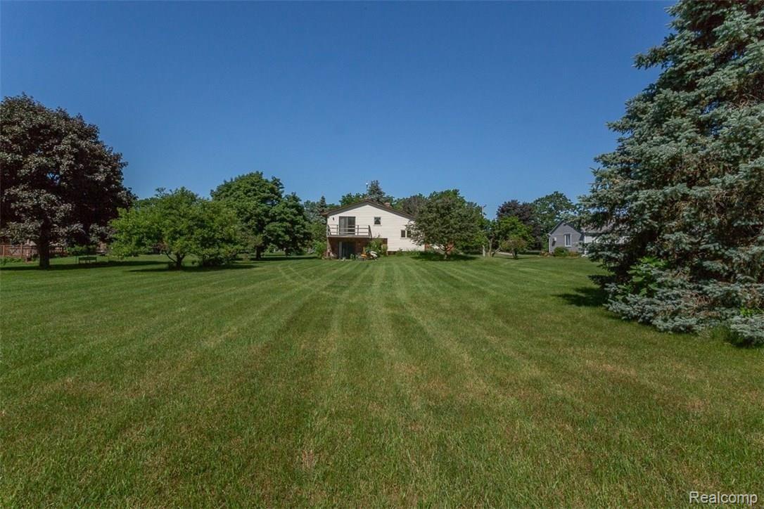 3440 North Hickory Ridge Road Highland, MI 48357 - Photo 40 of 43 LARGE YARD