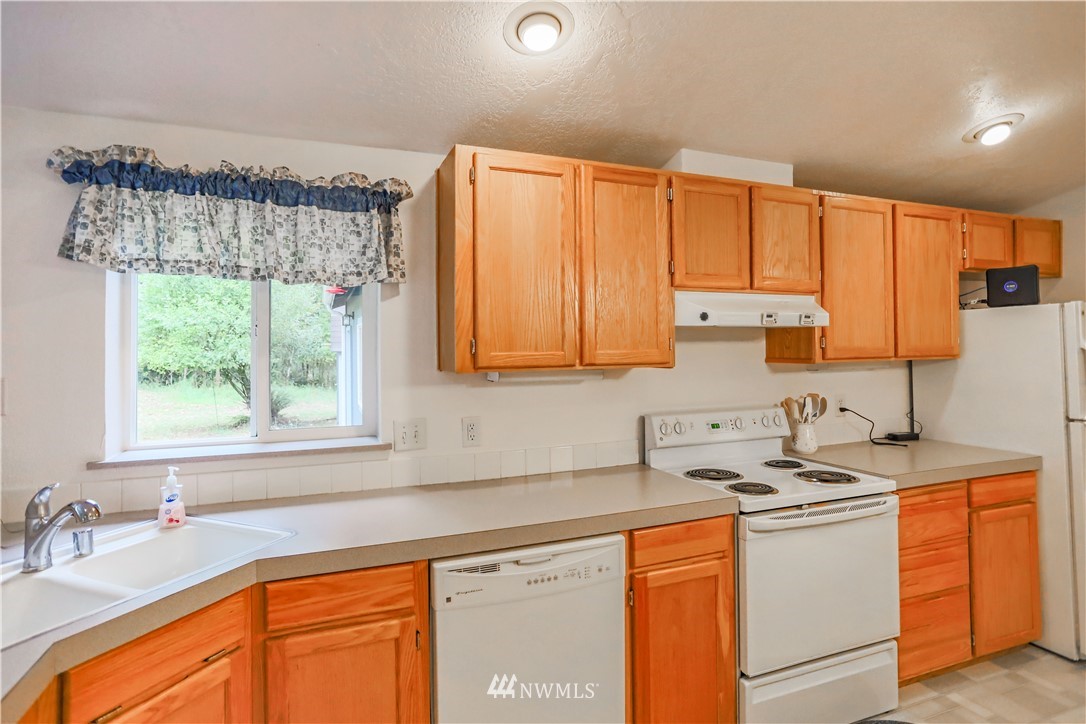 1763 Bunker Creek Road Chehalis, WA 98532 - Photo 8 of 40 a kitchen with stainless steel appliances granite countertop a sink a stove and a refrigerator