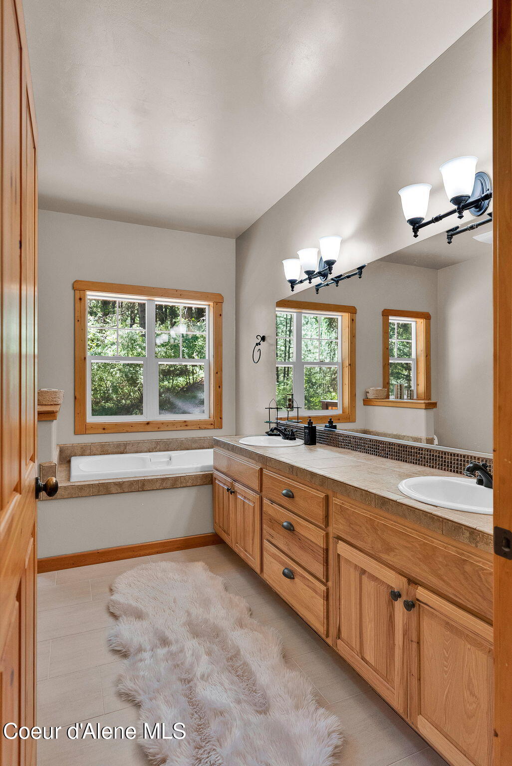 316 Brisboys Road Sagle, ID 83860 - Photo 24 of 77 Primary Bathroom