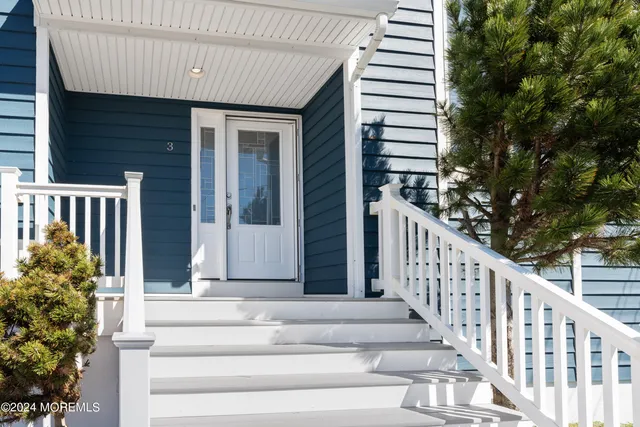 a view of entryway with a front door