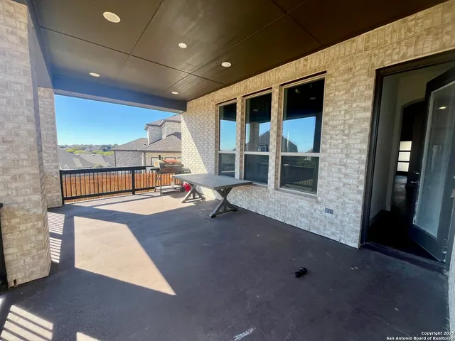 a view of a house with backyard and porch