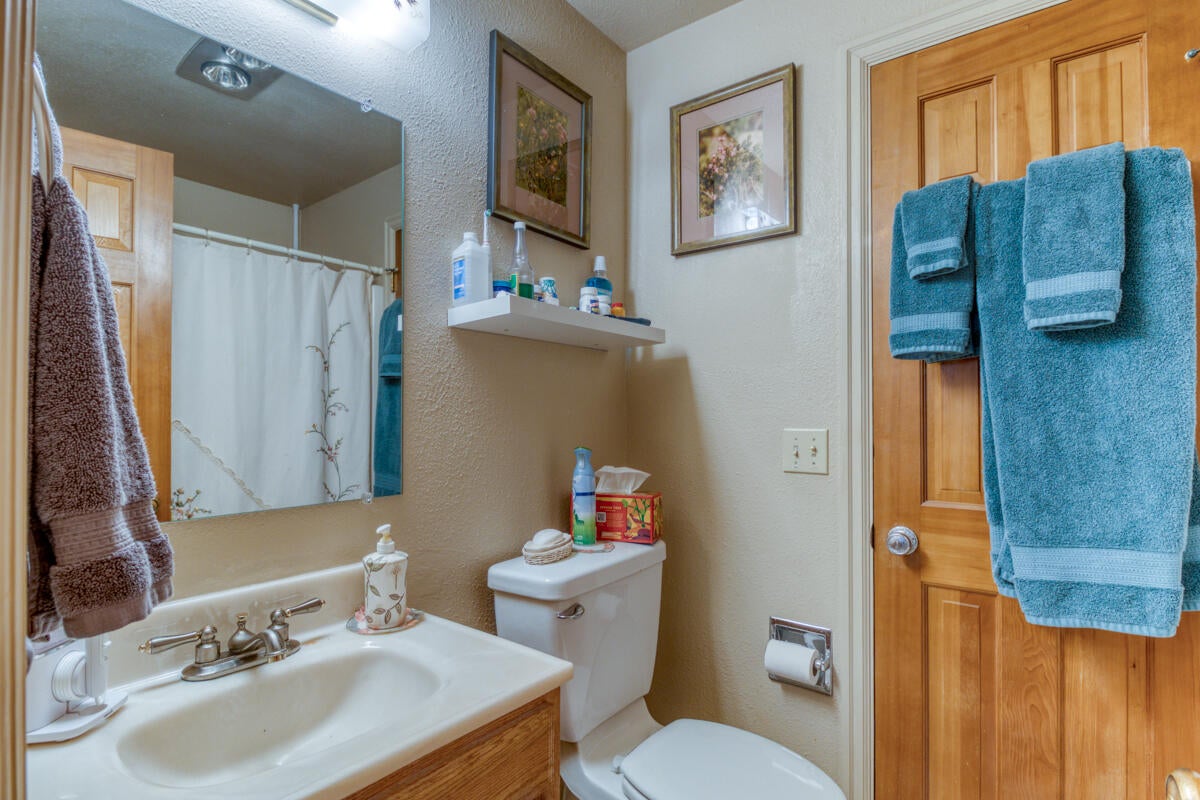 70766 Bitter Root, Unit SM12 Black Butte Ranch, OR 97759 - Photo 24 of 37 Jack and Jill Bathroom