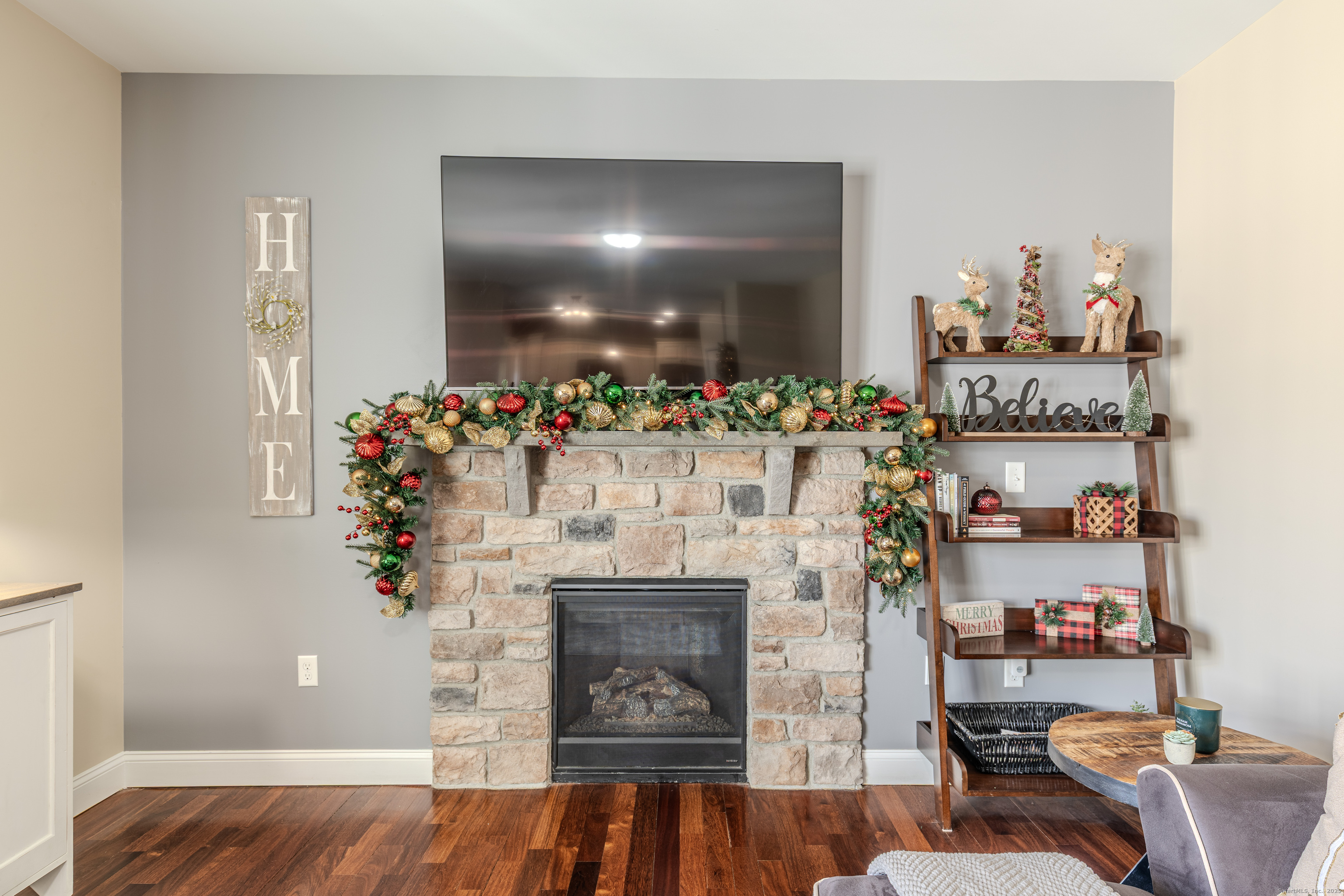 44 Trailside Crossing Middletown, CT 06457 - Photo 7 of 40 a living room with furniture and flowers