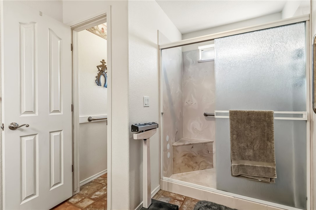 2205 East Cactus Wren Road Kingman, AZ 86409 - Photo 30 of 68 Master Bathroom