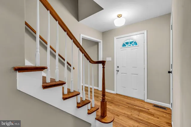 a view of entryway with workspace