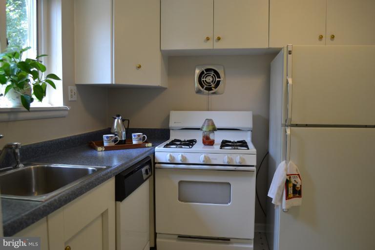 12702 Feldon Street Silver Spring, MD 20906 - Photo 8 of 11 a kitchen with a stove and a refrigerator