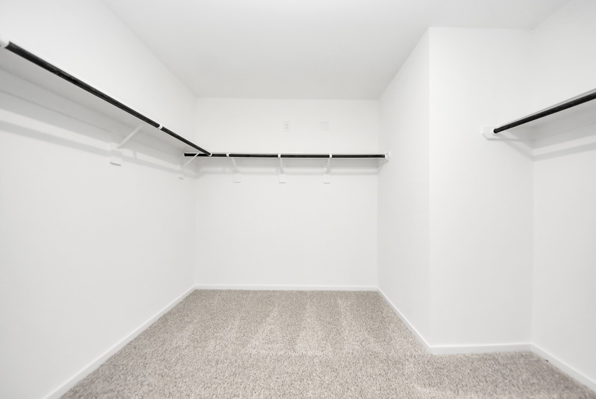 7706 Smooth Vly Court Rosharon, TX 77583 - Photo 33 of 43 Primary Closet