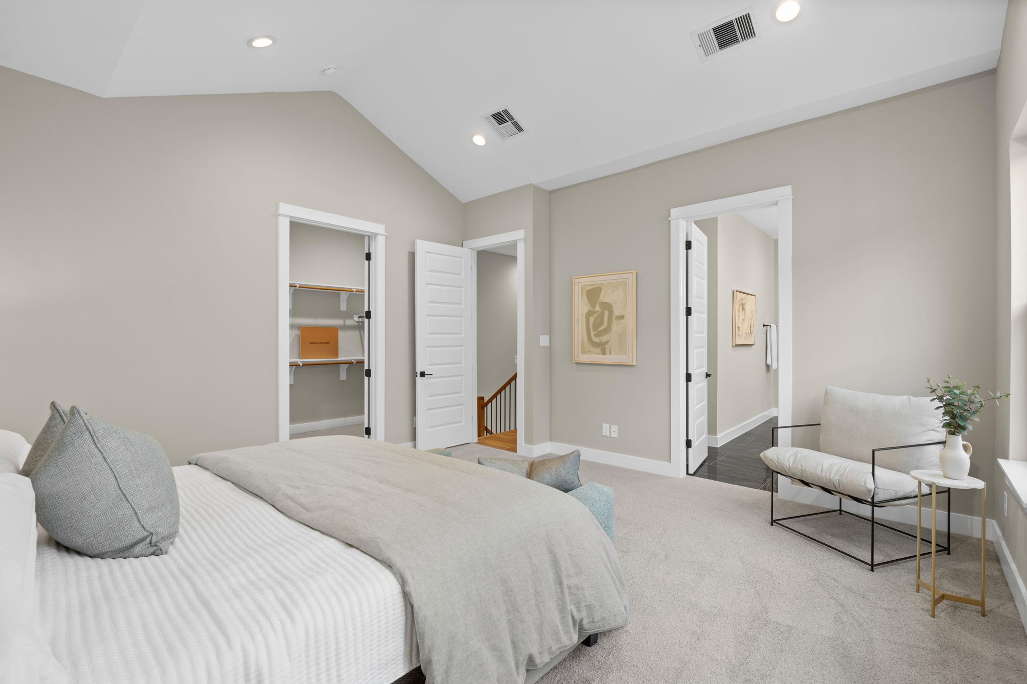 1177 West 19th Street Houston, TX 77008 - Photo 28 of 40 a bedroom with a bed and a couch