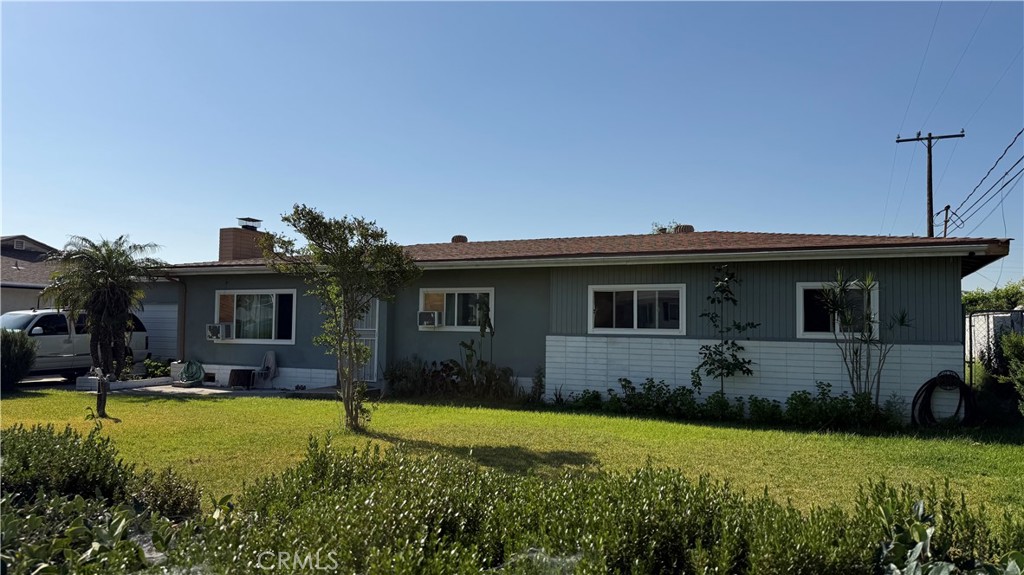 411 East Jackson Street Rialto, CA 92376 - Photo 2 of 5 a view of a yard in front of house