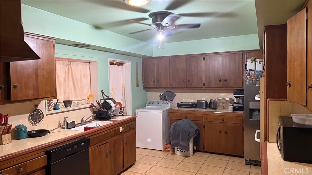 411 East Jackson Street Rialto, CA 92376 - Photo 3 of 5 a kitchen with a sink cabinets and window
