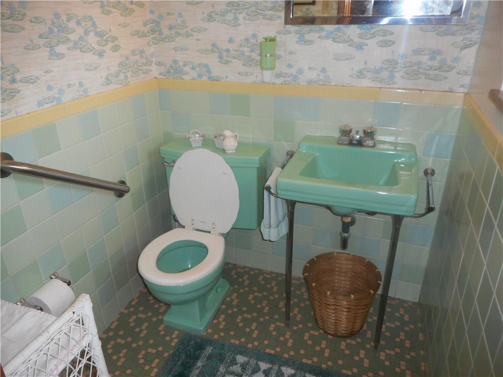 10155 Pearl Road Penn Hills, PA 15235 - Photo 9 of 21 MASTER HALF BATH