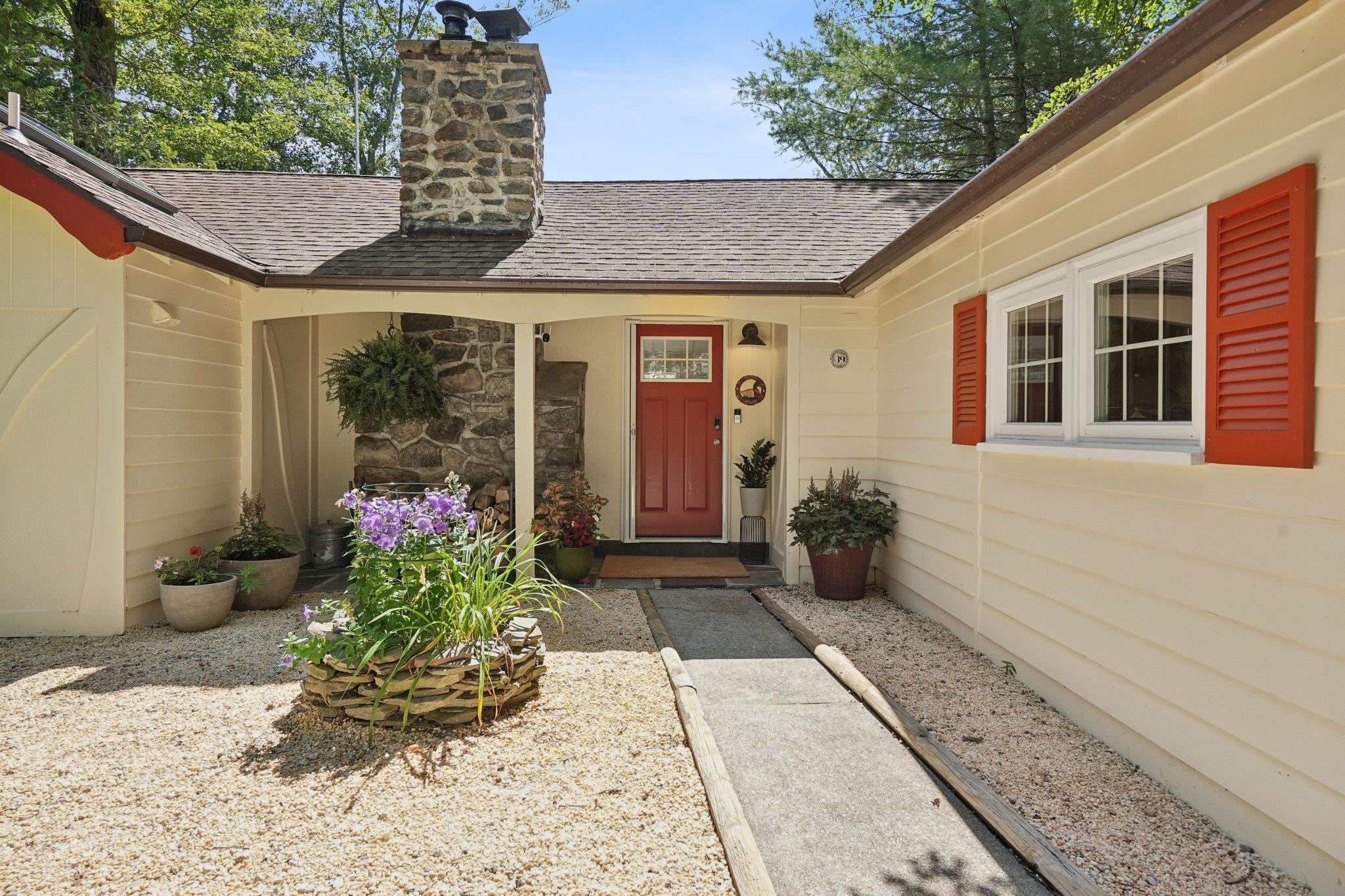 39 Lake Shore Road East Stockholm, NJ 07460 - Photo 2 of 28 Gallery Image 2