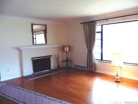 679 North Renaud Road Grosse Pointe, MI 48236 - Photo 3 of 18 Living Room
