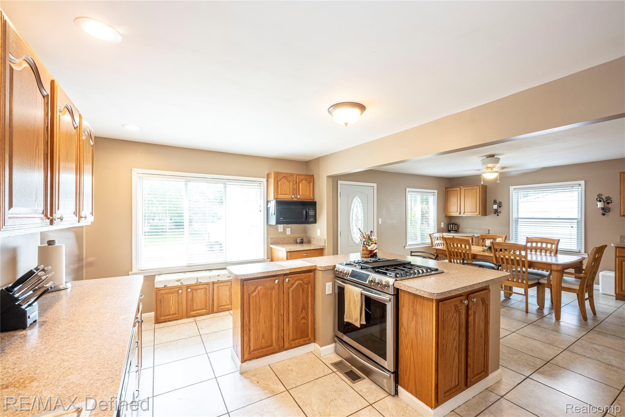 2583 Harrison Avenue Rochester, MI 48307 - Photo 5 of 31 Kitchen.4
