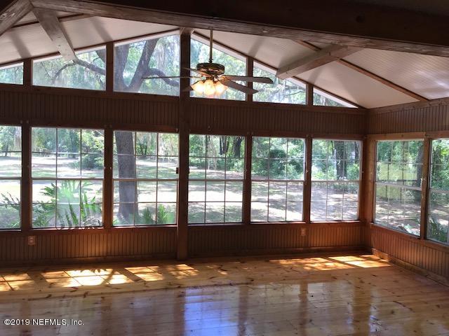 Entrance room overlooks yard