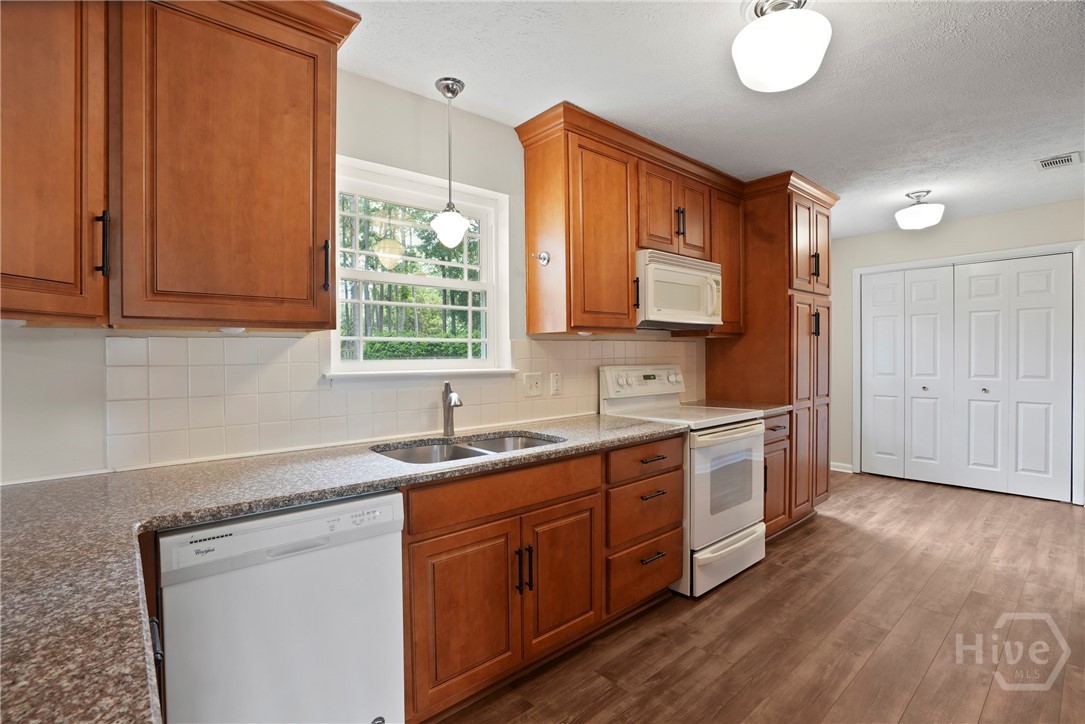 13609 Rockingham Road Savannah, GA 31419 - Photo 27 of 39 Kitchen features raised panel wood cabinets with crown molding & granite counters