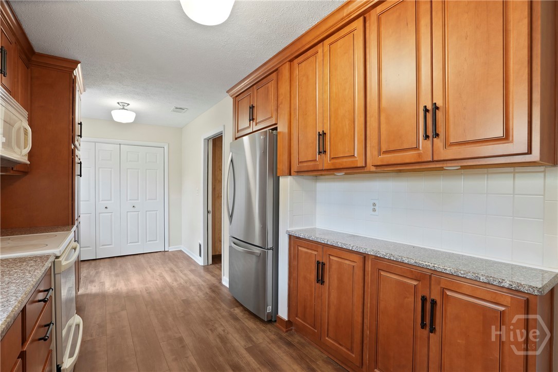 13609 Rockingham Road Savannah, GA 31419 - Photo 28 of 39 Kitchen features raised panel wood cabinets with crown molding & granite counters