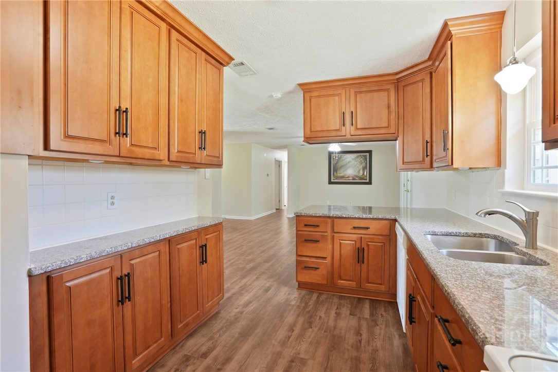 13609 Rockingham Road Savannah, GA 31419 - Photo 31 of 39 Kitchen features raised panel wood cabinets with crown molding & granite counters & under counter sink