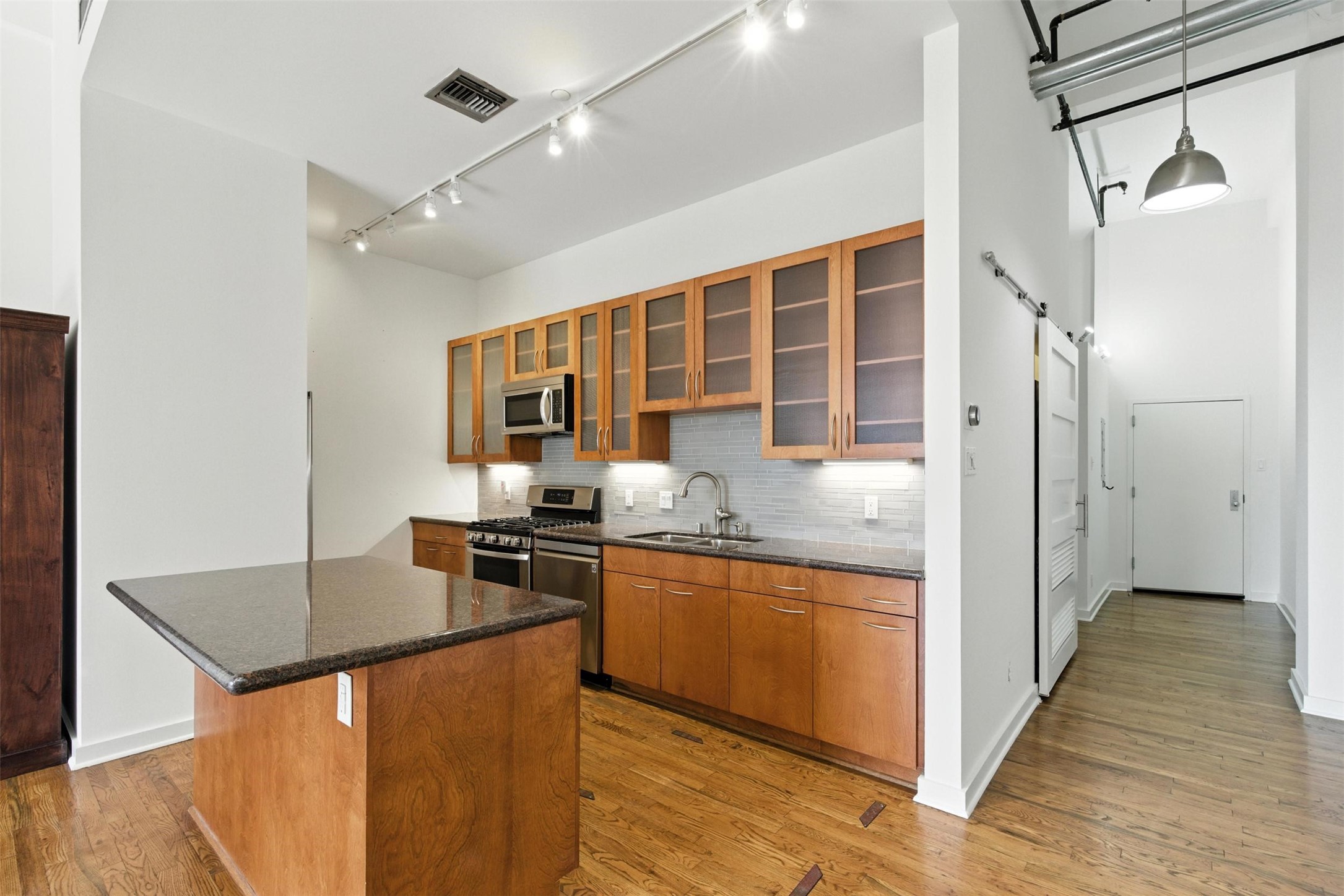 915 Franklin Street, Unit 2I Houston, TX 77002 - Photo 3 of 34 Lots of counter space and tons of sotrage!