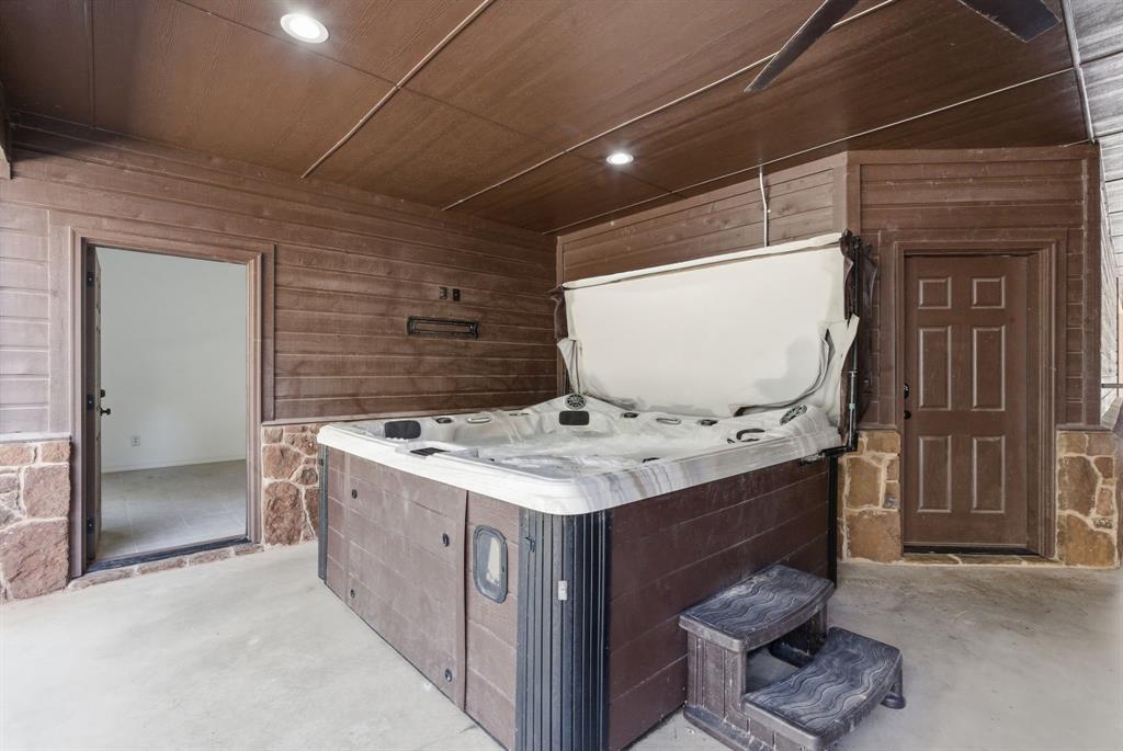 160 Falcon Drive Weatherford, TX 76088 - Photo 29 of 40 a kitchen with a stove and a refrigerator