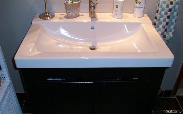 2362 Lassiter Drive Rochester, MI 48309 - Photo 14 of 20 Lassiter - Master Vanity