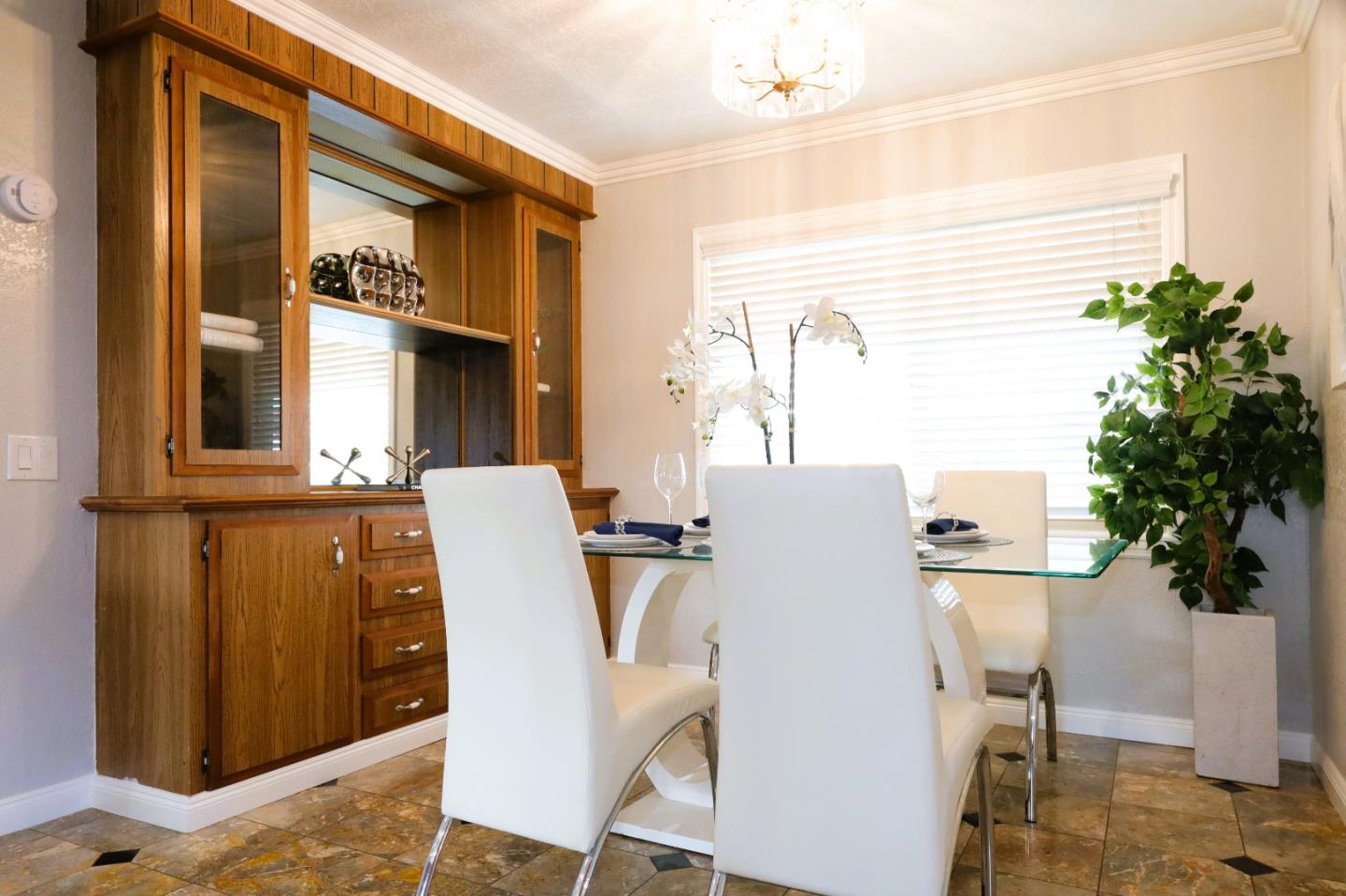 5450 Monterey Road, Unit 168 San Jose, CA 95111 - Photo 41 of 65 a view of a dining room with furniture and a potted plant