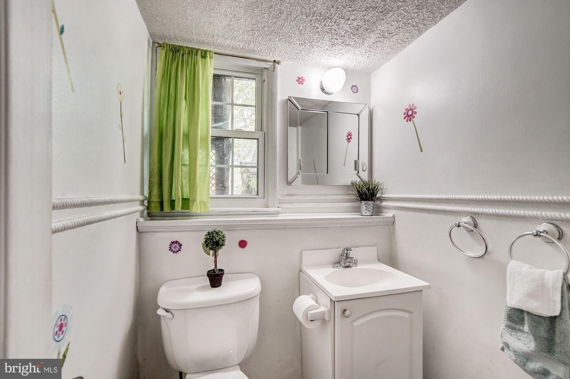 906 Linfield Road Newark, DE 19713 - Photo 22 of 28 half bath