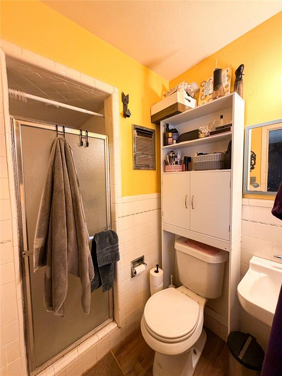 1706 North Ave H Haskell, TX 79521 - Photo 23 of 25 a bathroom with a toilet and a shower