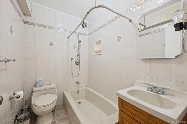 $479,000 | 120 Morris Avenue, Unit B5, Rockville Centre, NY 11570