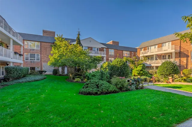 $479,000 | 120 Morris Avenue, Unit B5, Rockville Centre, NY 11570