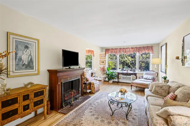 $479,000 | 120 Morris Avenue, Unit B5, Rockville Centre, NY 11570