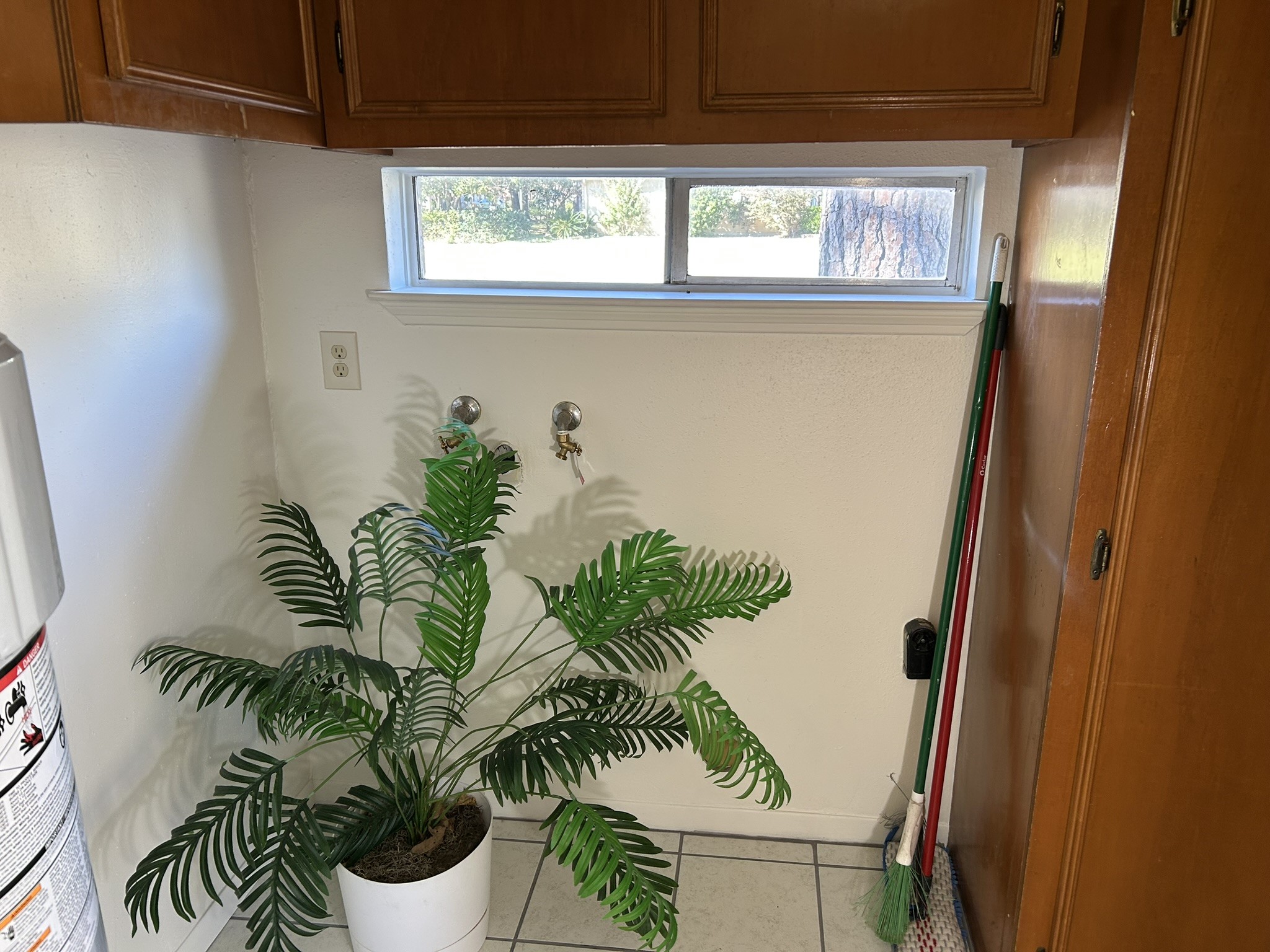 25414 Cottage Hill Lane Spring, TX 77373 - Photo 20 of 50 So much built in storage.