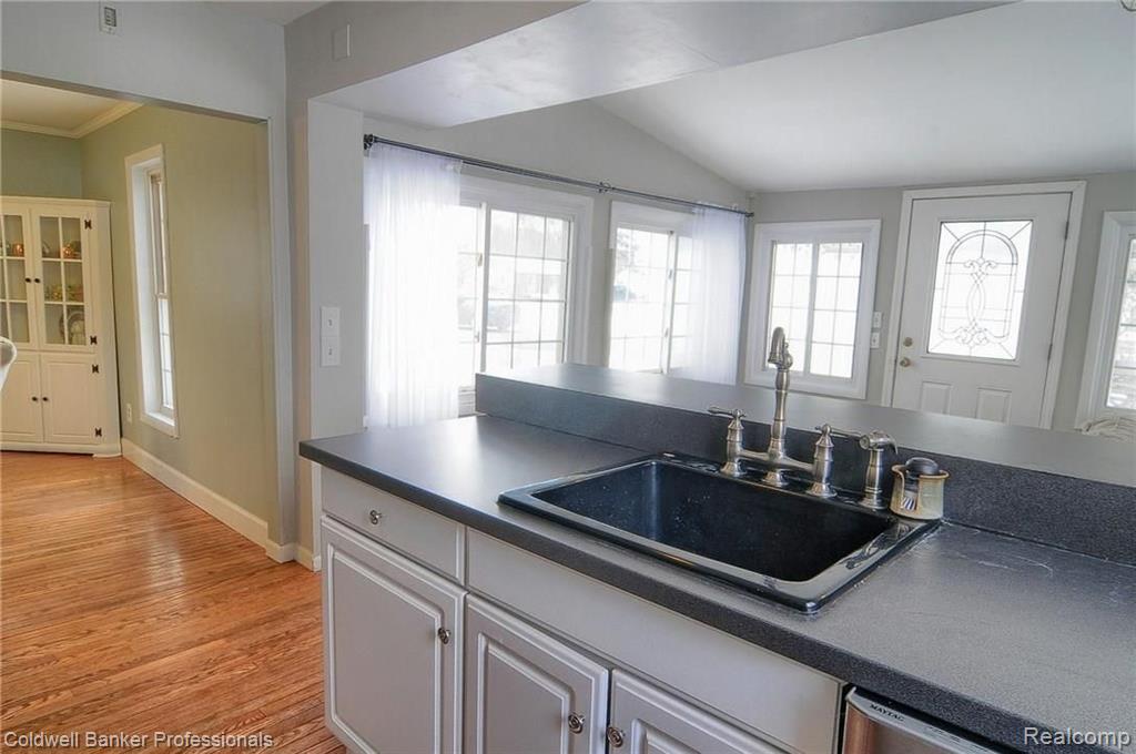 212 Brighton Lake Road Brighton, MI 48116 - Photo 16 of 34