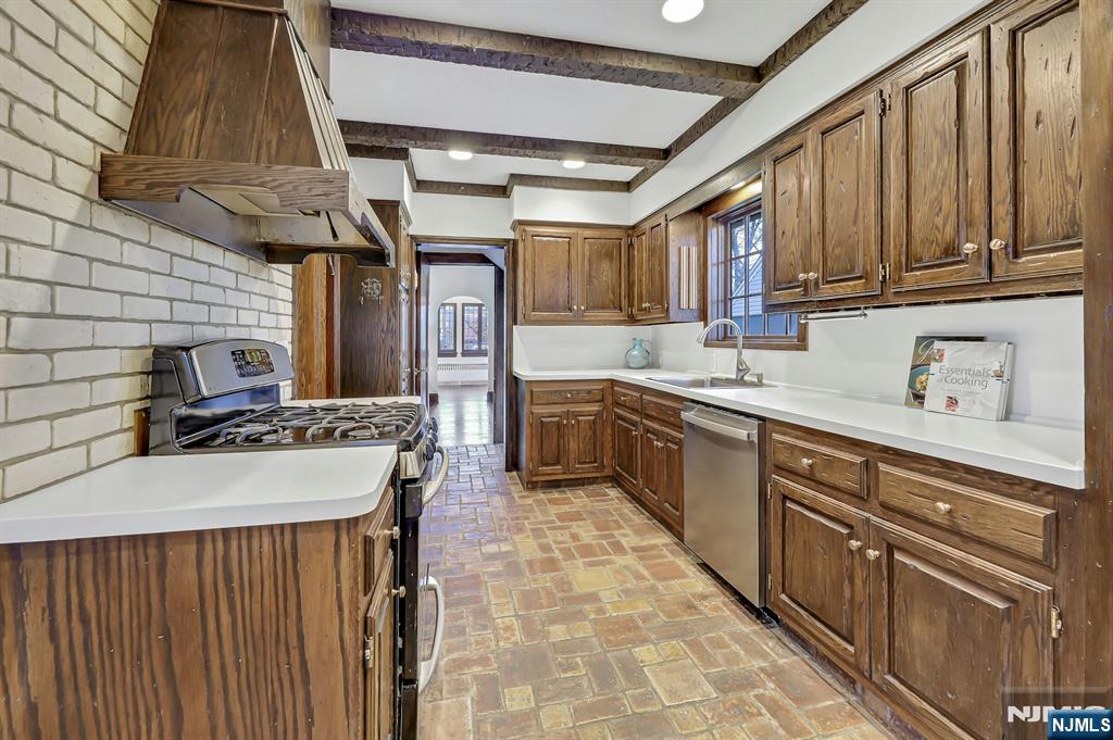 300 Churchill Road Teaneck, NJ 07666 - Photo 16 of 48