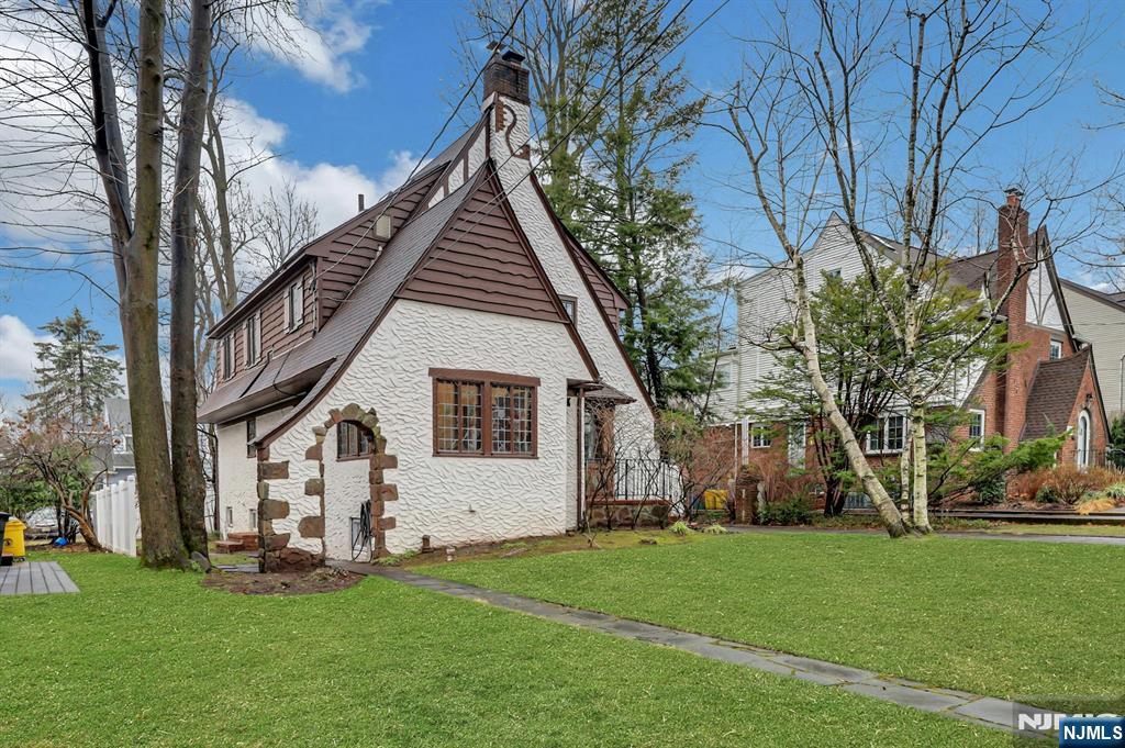 300 Churchill Road Teaneck, NJ 07666 - Photo 2 of 48